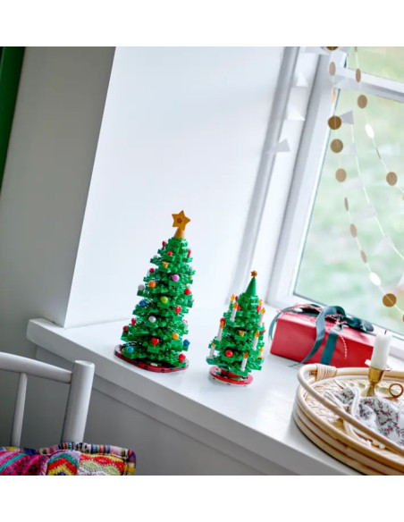 Skab julestemning med dette nostalgiske og festlige LEGO® Juletræ