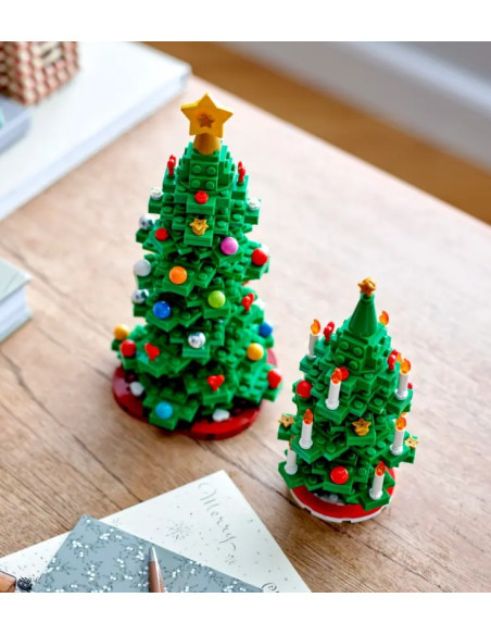 Skab julestemning med dette nostalgiske og festlige LEGO® Juletræ