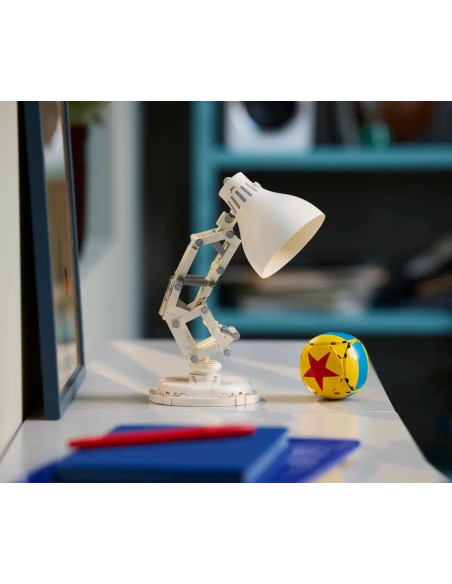 referencer til klassiske Pixar-film som Toy Story, Op og Ratatouille.