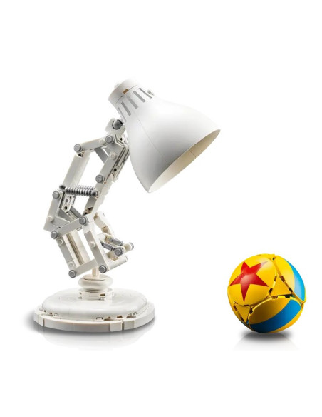 referencer til klassiske Pixar-film som Toy Story, Op og Ratatouille.