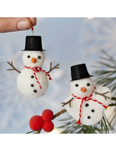 Lav sjove snemænd i ler og brug disse arme, hat, øjne mm